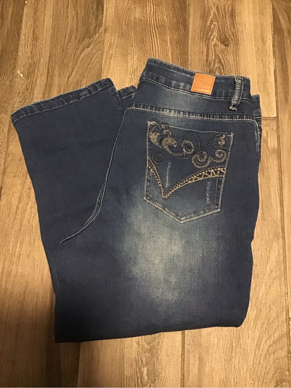 NWT! Suzanne Betro Dark Indigo Hi-Rise Capris with Button-Fly - Picture 2 of 8